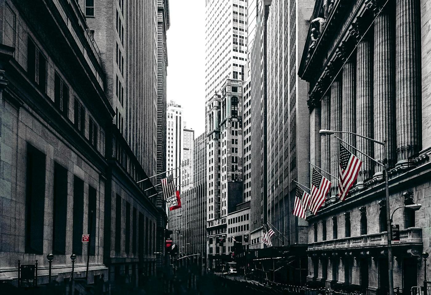 Vakman aan het werk met hout en gereedschap