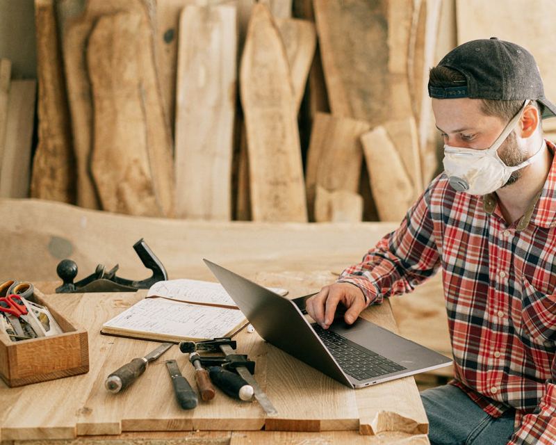 Raf Michiels aan het werk in een woning in Mechelen